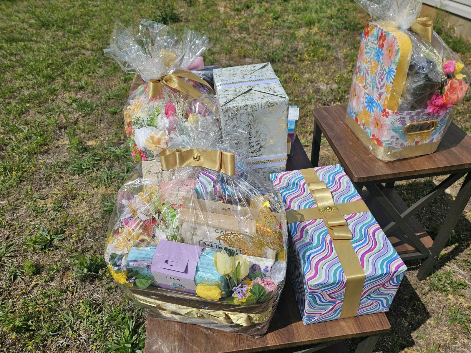 Outdoor assorted gift boxes and baskets